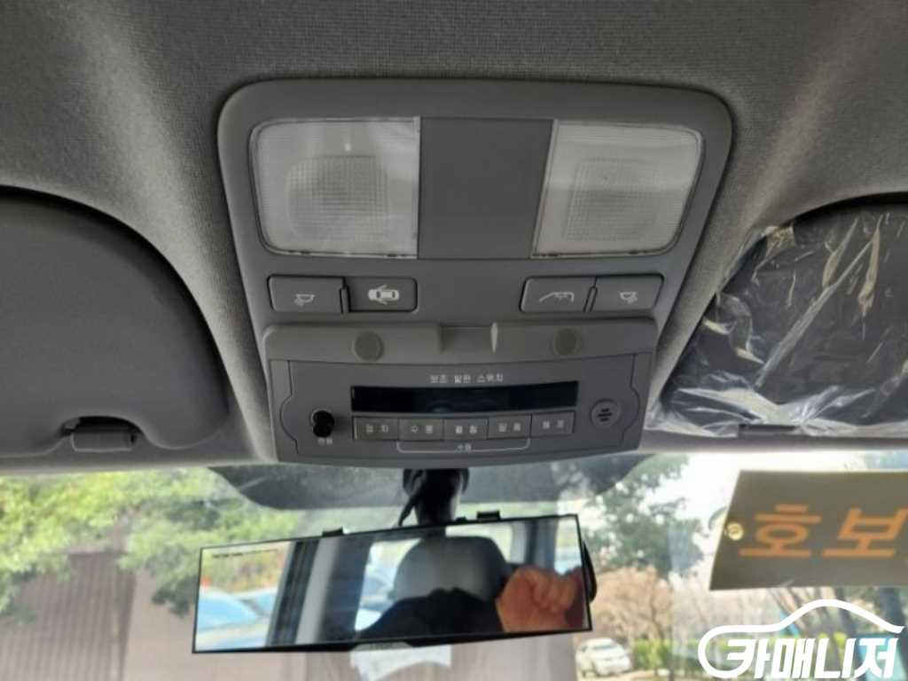 Hyundai Starex Grand Starex 12-Seater School Bus thumbnail 18