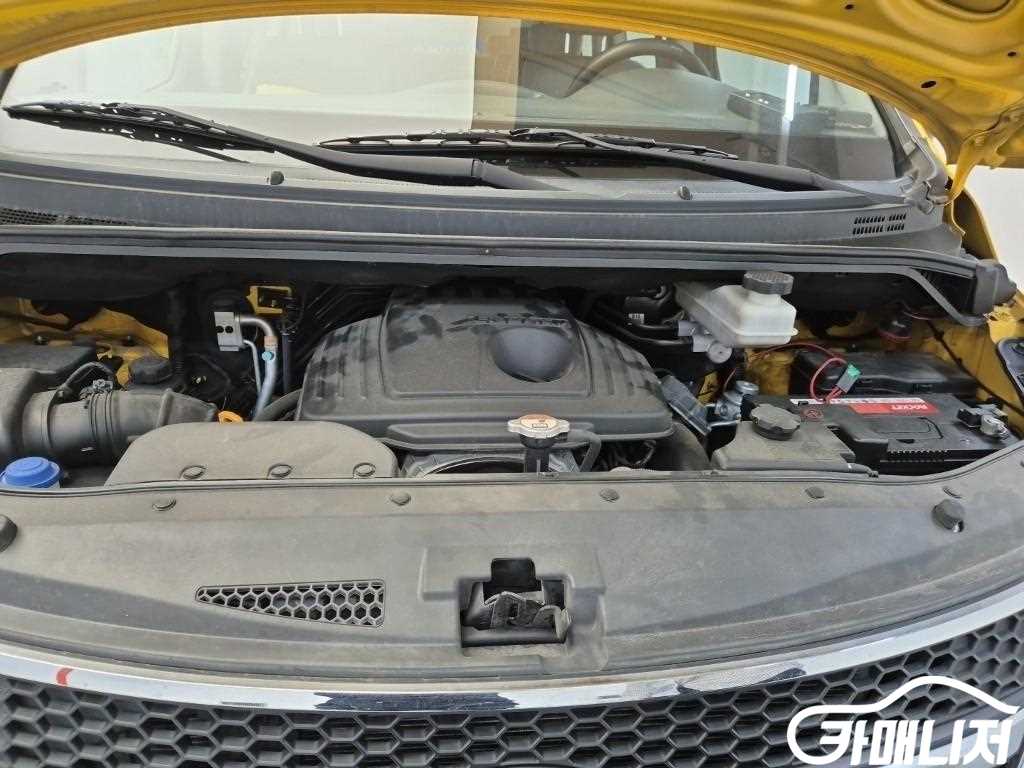 Hyundai Starex Grand Starex 11-Seater Wagon thumbnail 5