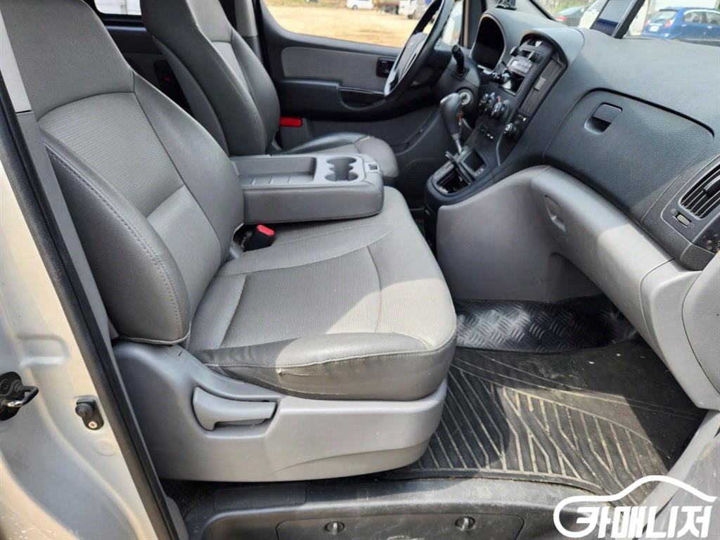 Hyundai Starex Grand Starex 12-Seater Wagon thumbnail 16